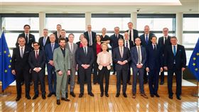 歐盟搶救汽車產業  延後碳排新規開罰歐盟執委會主席范德賴恩（前中）宣布，為了平衡產業壓力和減碳目標，未達今年起二氧化碳排放新標準的業者，將延後3年受罰。圖為范德賴恩3日與歐洲車業代表的第2場戰略對話。（歐盟提供）中央社記者田習如布魯塞爾傳真  114年3月3日