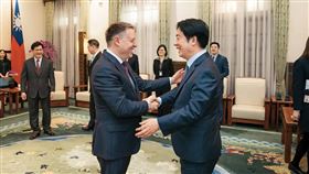 總統賴清德（前右）近日接見博明（前左）時表示，期盼與美國在安全、經貿、能源等領域進一步強化夥伴關係，並加強關鍵及創新科技合作，一起打造安全與堅韌的「非紅供應鏈」。（翻攝總統府flickr）