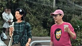 黃子佼（右）、孟耿如（左）夫妻倆牽著女兒（中），現身新北市三峽喝咖啡，一家人有說有笑。（讀者提供）

