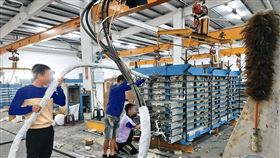 澆灌PU化學材質製造的庫板，絕大多數無法通過耐燃測試。（林慶祥攝）