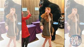 Makiyo（右）略施淡妝，穿著小禮服，外搭皮草裝飾的外套、高跟鞋，和丫子（左）從婚宴會館走出。（讀者提供）