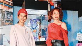 去年3月周丹薇（右）舉辦展覽，乾女兒孟耿如（左）現身力挺。

