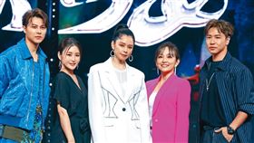 麻衣（左二）、愛紗（右二）曾以經典女團身分，登上《未來少女》選秀當評審。

