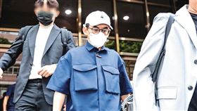 黃子佼（中）出庭時，幾乎都穿著同一件藍色襯衫。