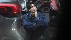 行駛不到5分鐘，車子突然暫停路邊，黃宏軒跟經紀人在路邊席地而坐，開始抽菸解癮，邊抽菸邊露出放鬆的神情。（圖／本刊攝影組）

