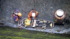 葉女跌落16公尺深的水泥地，雖送醫急救，仍傷重不治。（翻攝畫面）