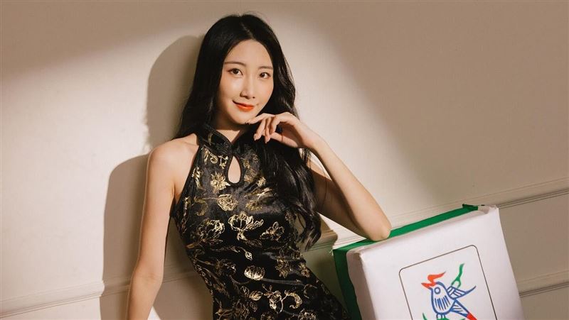 只穿內衣上下都露　孫生舊愛解放全脫了