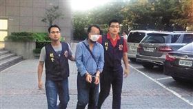 警方逮捕葉女丈夫（中）後，依加工自殺等罪將他移送法辦。（刑事局提供）