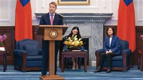 ▲2023年，前總統蔡英文接見博明。博明當時提出，烏克蘭提供台灣重要的啟示，那就是：嚇阻遠比戰爭更有用。