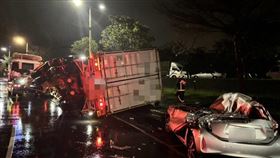 基隆市實踐路228號前，一台曳引車翻覆路壓毀5車。（圖／翻攝畫面）