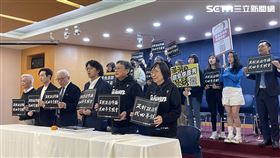 ▲八炯（左二）曹興誠（左三）沈伯洋（右三）及罷免民團出席全台大罷免記者會（圖／記者高逸帆攝影）