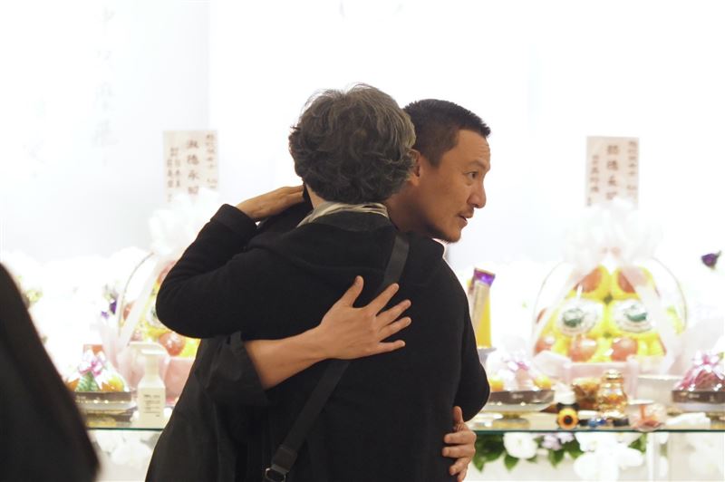 張震、張翰媽媽今天舉行告別式，親友們相互擁抱，神情哀戚，張翰（右）戴上口罩。（圖／記者趙于瑩攝影）