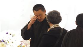 張震、張翰媽媽今天舉行告別式，親友們相互擁抱，張震默默拭淚。（圖／記者趙于瑩攝影）