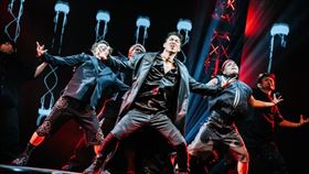 AKIRA（中）突接合作任務，零準備迎戰舞蹈對決。（圖／台灣大哥大MyVideo提供）