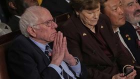 佛蒙特州獨立參議員桑德斯（Bernie Sanders）也被拍到雙手合十，一臉愁容坐在台下。美聯社