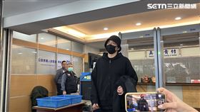 王大陸交保後走出地院。（圖／記者黃翎瑄攝）