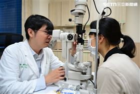 眼科醫師,看眼睛,檢查視力(圖/翻攝畫面)