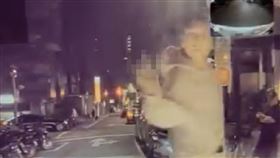 王大陸比出中指，更要司機Uber「下車輸贏」。（圖／翻攝當事人IG@sky.lung）