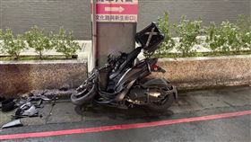 整台機車龍頭直接不見，剩下車身的場面十分驚悚。（圖／警方提供）