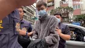 彭姓男子遭警方逮補，狼狽走下車。（圖／記者黃翎瑄攝）