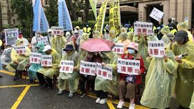 ｢反對烏日區前竹區段徵收自救會｣今（5）日冒雨來到內政部前陳情，表達絕不接受家園遭區段徵收。（圖／自救會提供)