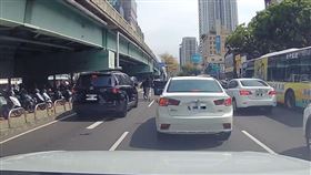 2男惡煞，台中，國道砸珍奶，逼車  尾隨被害人砸車，破窗器，擋風玻璃碎裂(圖／翻攝畫面)