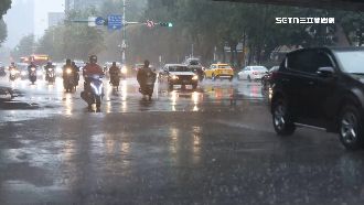 極端氣候襲！雨斜著下、戶外桌椅平行移動