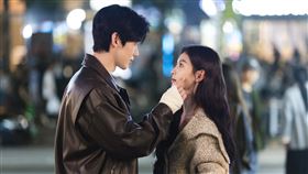 由中國藝人白敬亭和章若楠主演的《難哄》是青春愛情電視劇，自開播來引發不少話題。（圖／翻攝自微博）