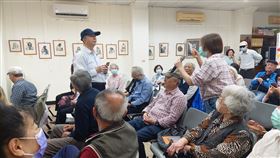 陳尹中牧師與教會會友、社區鄉親互動