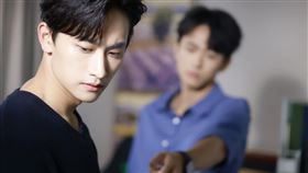 毛祁生（左）抓包張家陞跟徐瑋澤一起喝到爛醉。（圖／LINE TV提供）