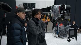 《米奇17號》奉俊昊。（圖／華納兄弟提供）