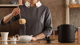 「le beaujour 卓」讓料理與匠心工藝得以完美呈現，同時側邊設置茶席，將茶文化與待客之道巧妙融合於空間之中。（圖／飯店旅宿業者提供）