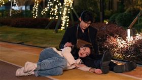 《難哄》白敬亭、章若楠。（圖／翻攝自微博）