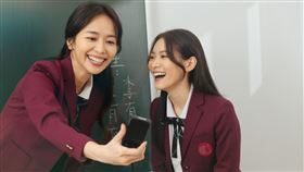 金鐘獎得主陳明珠（左）與金曲獎最佳演唱組合入圍者康雅婷（右）攜手演出。（圖／C Musical提供）