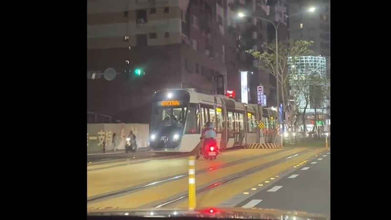 高雄三寶家長挨轟！騎機車載2童闖輕軌道