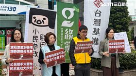 台灣綠黨、台灣基進、時代力量、小民參政歐巴桑聯盟衝國民黨號召罷免，國民黨擺看板歡迎。(圖/記者陳怡潔攝影)
