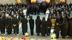 竹聯幫幫主「么么」黃少岑上月病逝，享壽75歲，今天（6日）上午在北市第二殯儀館舉行告別式，會場估計逾千人到場送行，警方進駐400名警力維安，包含諸多政商名流，柯建銘、鄭麗文、李乾龍、尹衍樑、幫派大佬白狼張安樂等人都親自到場致意，甚至連國外黑幫也都派員到場。