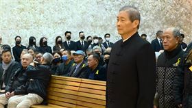 竹聯幫幫主「么么」黃少岑上月病逝，享壽75歲，今天（6日）上午在北市第二殯儀館舉行告別式，會場估計逾千人到場送行，警方進駐400名警力維安，包含諸多政商名流，柯建銘、鄭麗文、李乾龍、尹衍樑、幫派大佬白狼張安樂等人都親自到場致意，甚至連國外黑幫也都派員到場。