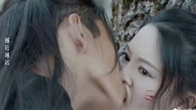 王大陸（左）吻戲被李沁（右）形容像在拔罐。（圖／翻攝自微博）