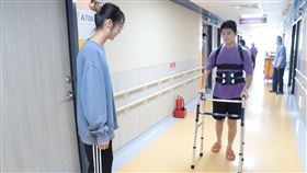 李先生目前已經可以拄著輔助器緩步行走，在復健方面，持續進行各種物理及職能復健，也持續進行針灸及高壓氧治療，預期身體將可以慢慢恢復。（圖／翻攝自衛生福利部彰化醫院臉書粉專）