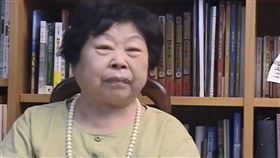 文化部人文及出版司司長楊婷媜（右）頒贈文化部旌揚狀，由王黛影次子政大廣電系副教授王亞維（左）代表受贈，表彰其對臺灣文學的成就與貢獻。（圖／文化部提供）