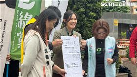 台灣綠黨、台灣基進、時代力量、小民參政歐巴桑聯盟衝國民黨號召罷免，國民黨擺看板歡迎。(圖/記者陳怡潔攝影)
