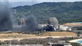 屏東核三廠冷卻水塔起火  冒大量黑煙