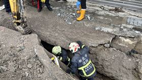 八德、大同路口驚傳驚悚的工安意外。（圖／翻攝畫面）