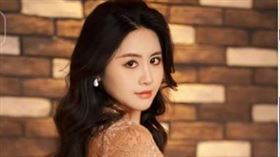 中國網美、車模葉凱薇去年爆出性愛影片。（圖／翻攝自抖音）