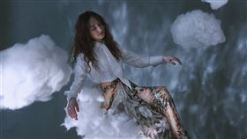 柯佳嬿發行首本長篇小說《夢 游記》。（圖／重版文化提供）