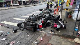 整排機車遭撞的畫面慘不忍睹。（圖／警方提供）