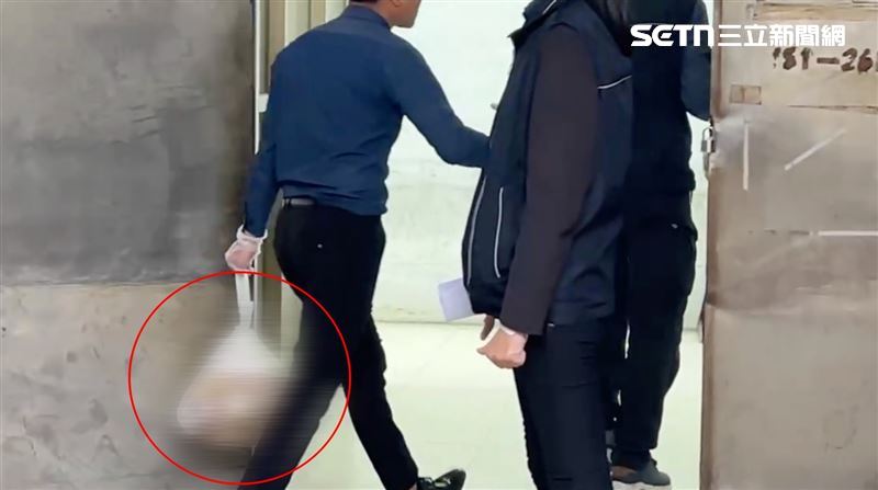 屍塊被裝袋棄置前鎮河，3婦仍有2顆頭顱未尋獲。（圖／翻攝畫面）