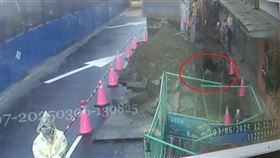 新北市樹林區大同街今天（6日）發生一起工安意外，一名陳姓男工人（70歲）在進行汙水下水道施工時，路基突然坍塌，陳男被大石頭壓住受困，一旁工人見狀立刻報案求助，警消人員到場搶救，陳男被拉出時已無生命跡象，經送醫急救仍不治。驚悚過程全被一旁監視器拍下。