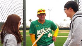 前兄弟投手教練佛斯特喜見台灣球迷前兄弟投手教練佛斯特（John Foster）（中）本季轉戰美國職棒運動家隊，與赴美觀看大聯盟春訓的台灣球迷交談。中央社記者林宏翰鳳凰城攝  114年3月6日